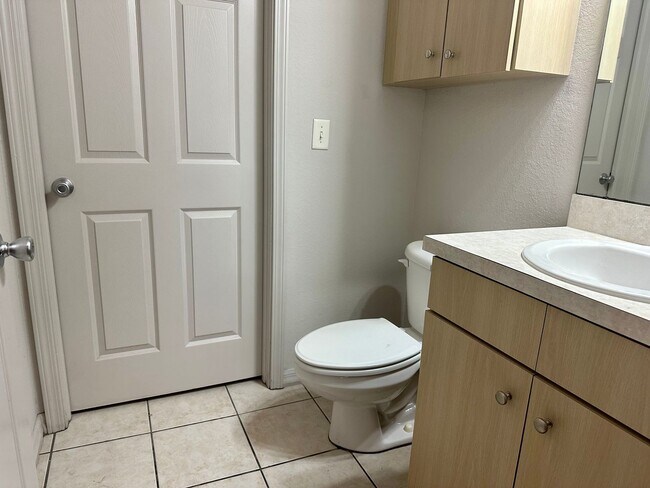 Foto del edificio - Spacious End-Unit Townhome Under Market Value – Freshly Updated & Prime Plant City Location