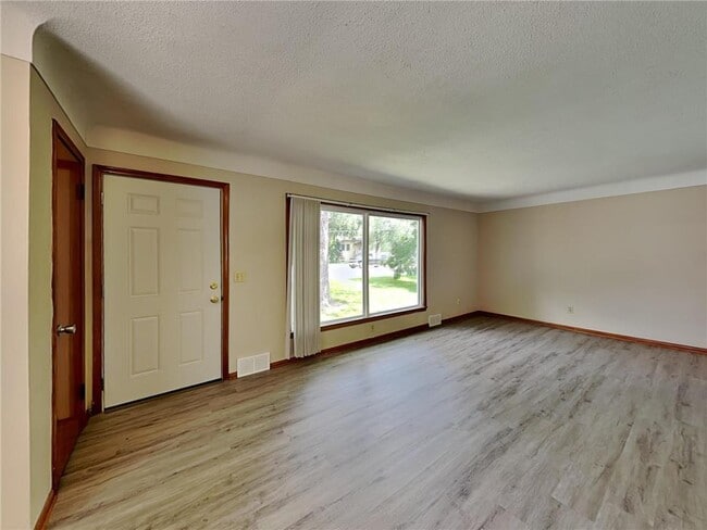 Foto del edificio - 5765 W Broadway