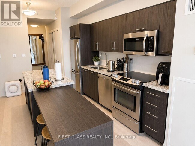 Building Photo - 126 Simcoe St