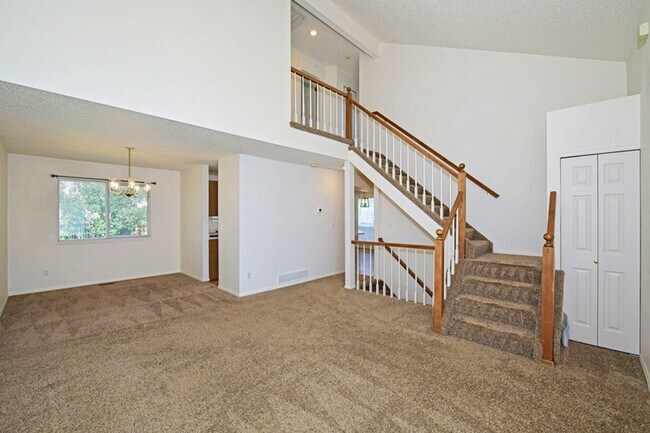 Building Photo - Spacious Home with Private Yard!