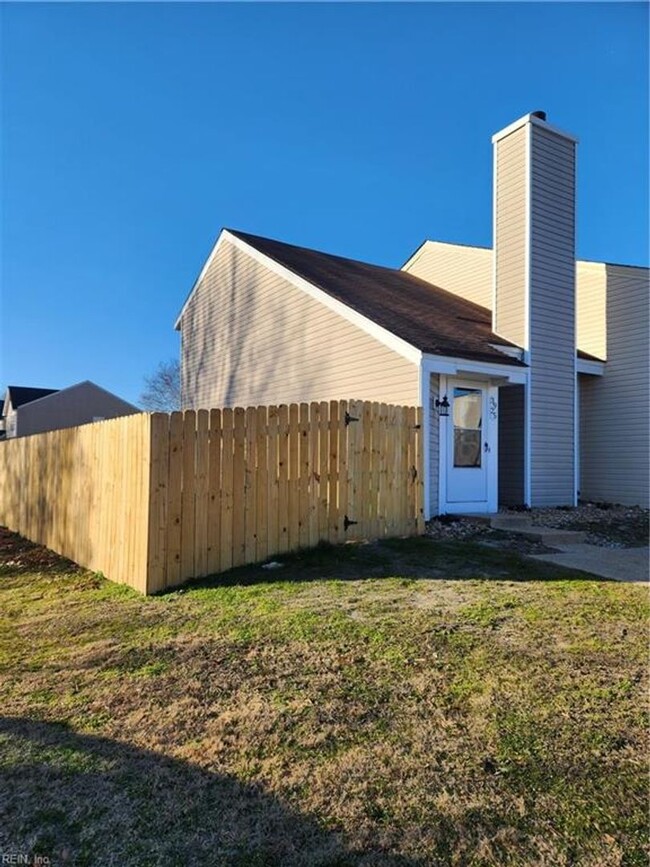 Building Photo - Renovated End Unit Townhouse in Salem Lakes!