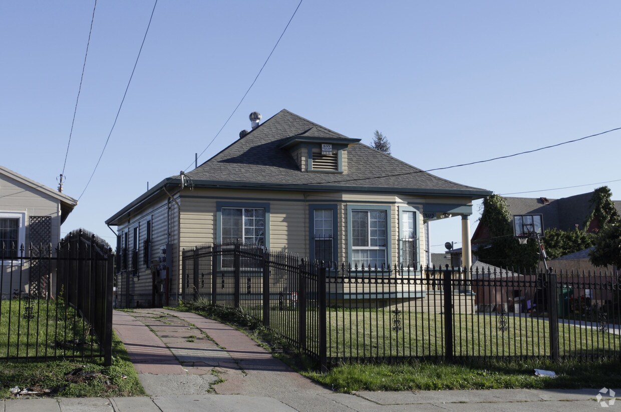 Building Photo - 3110-3116 Collidge Ave