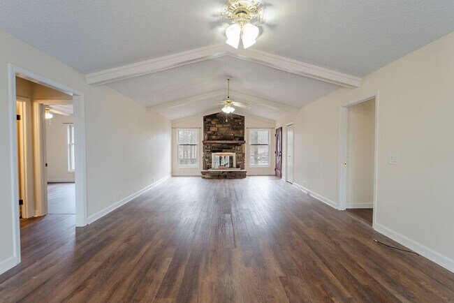 Foto del edificio - 3 Bed, 2 Bath with a beautiful view of the wooded back yard!!