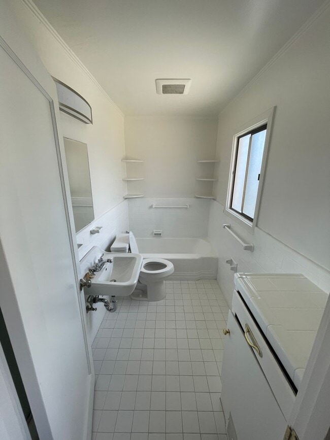 Building Photo - 208-212 Pinehurst Way