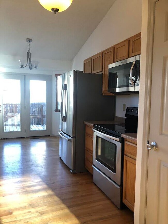 Building Photo - Nice Four Bedroom, Three bath home with Main Level Primary Bedroom, Newly Renovated