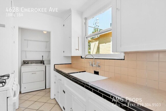 Building Photo - Cute Cottage in the Charming neighborhood ...