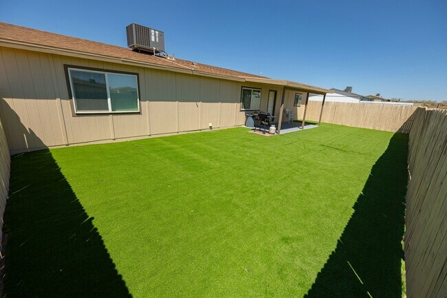 Foto del edificio - 26994 E Lucia Dr