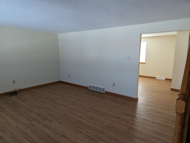 Building Photo - 5 Lordan Dr