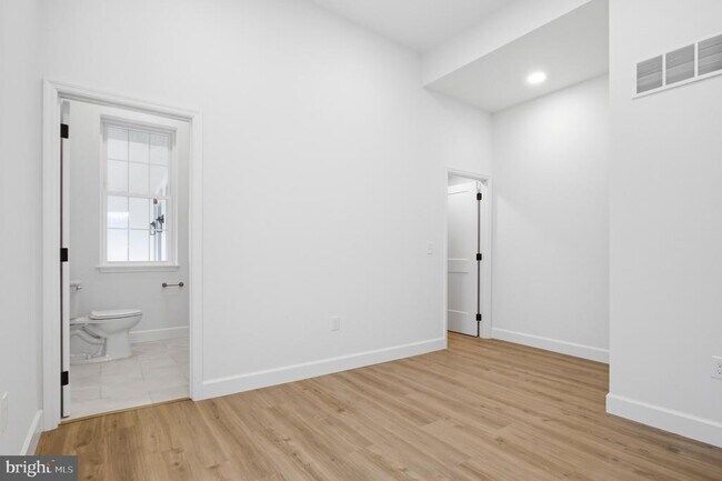 Foto del edificio - 100 W Front St