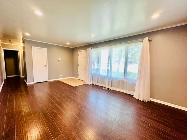 Building Photo - 420 Indianwood Blvd