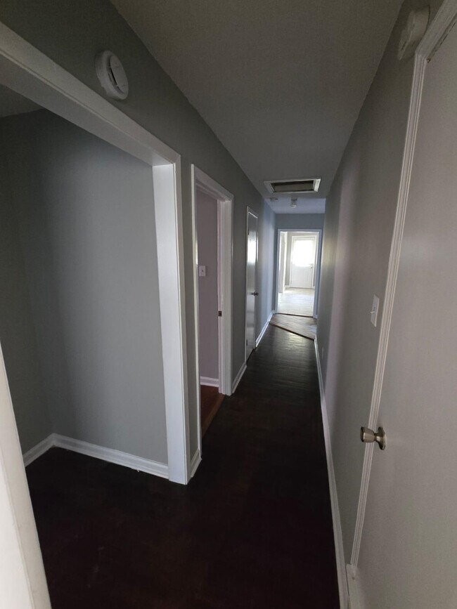 Building Photo - 204 Greenlaw Ave