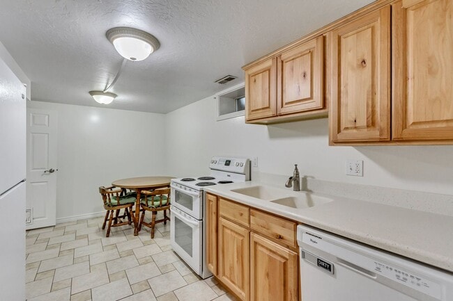 Foto del edificio - 2 Bedroom Basement Unit For Rent!