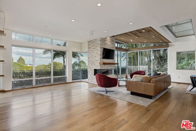 Foto del edificio - 1625 N Crescent Heights Blvd