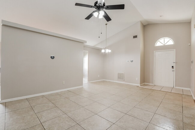 Building Photo - 1319 Acorn Cir