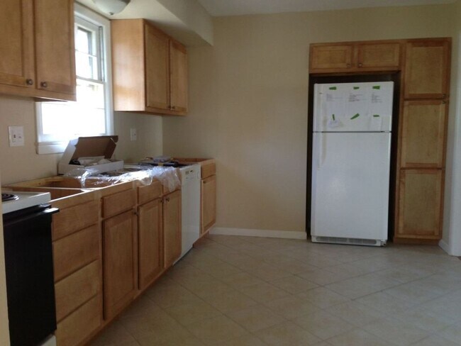 Building Photo - Spacious 3Bed/2Bath  Reduced Rent & Securi...