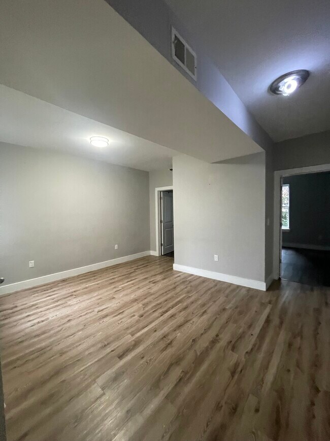 698-700 Chancellor Ave 305 - 695 Chancellor Ave