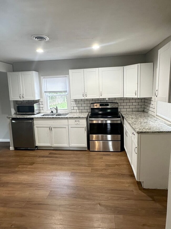 Building Photo - Charming 3-Bedroom Home with Spacious Back...