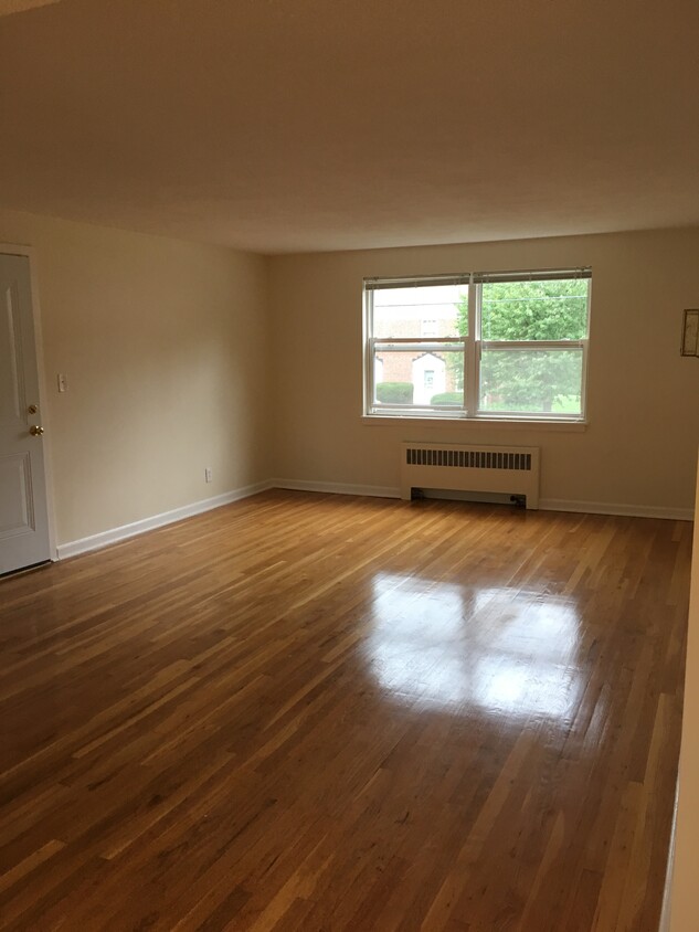Living Room - 28 Arnold Way