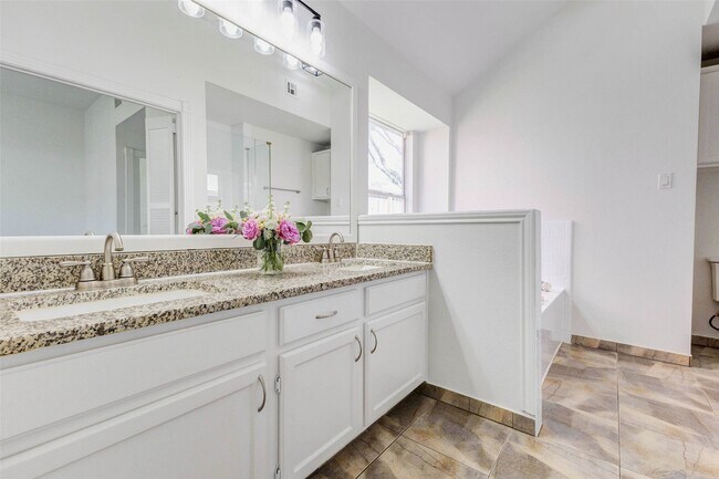 Foto del edificio - 16339 Elmwood Point Ln