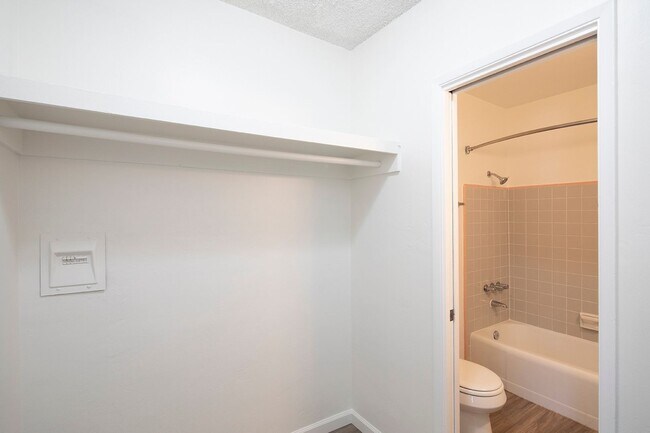 Foto del edificio - *OPEN HOUSE: 6/21 10AM-12PM* Studio in Mis...