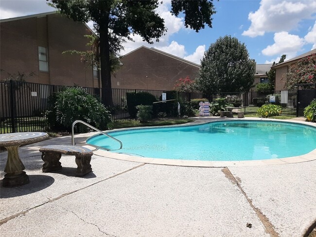 Foto del edificio - 12955 Woodforest Blvd