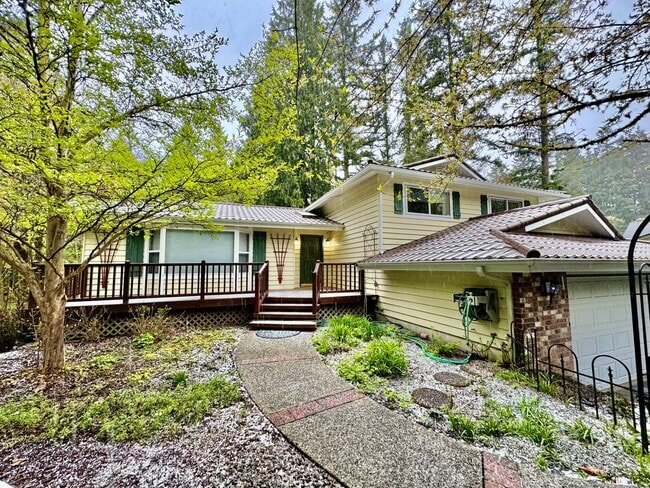 Building Photo - Renovated Woodinville home sitting in park like setting.
