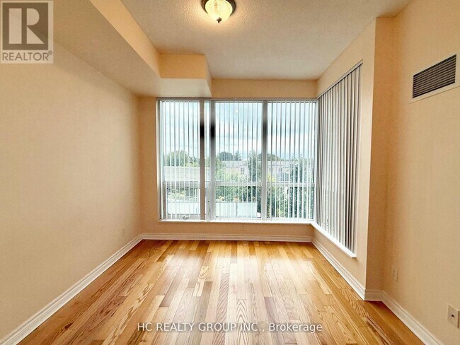 Photo du bâtiment - 18 Holmes Ave