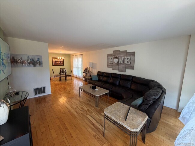 Foto del edificio - 23 Hawthorn Ct