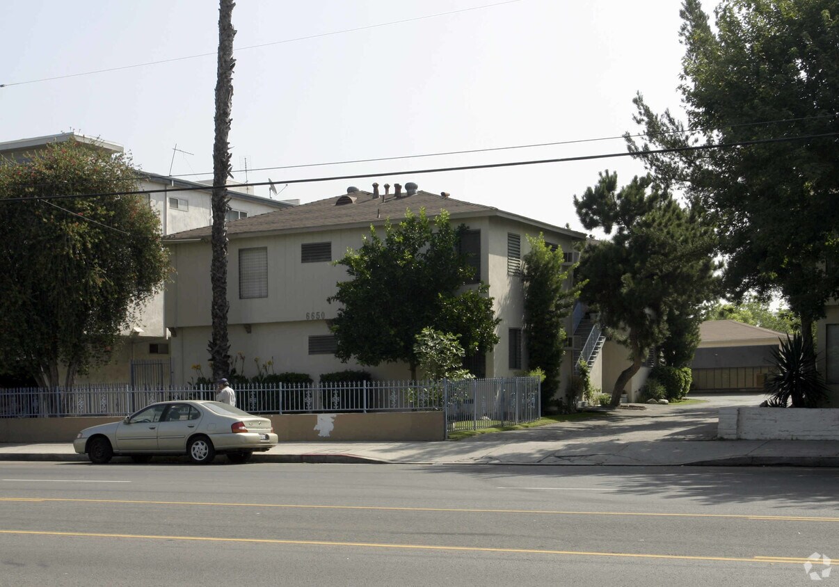 Building Photo - 6650 Woodman Ave
