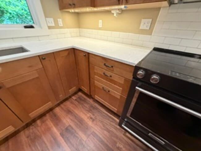 Building Photo - Charming, Spacious, Updated Home in Lake Oswego!