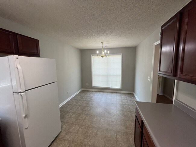 Foto del edificio - Off Hunter Rd! New Flooring and New Paint