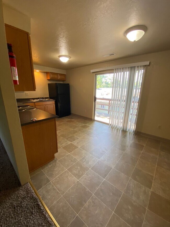 Building Photo - R202-206