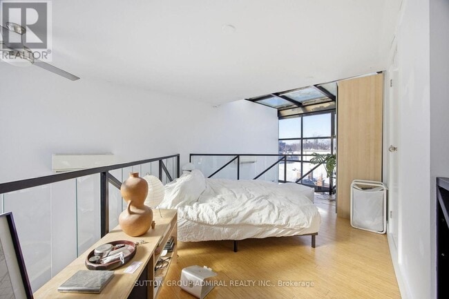 Photo du bâtiment - 1024 Queen St W