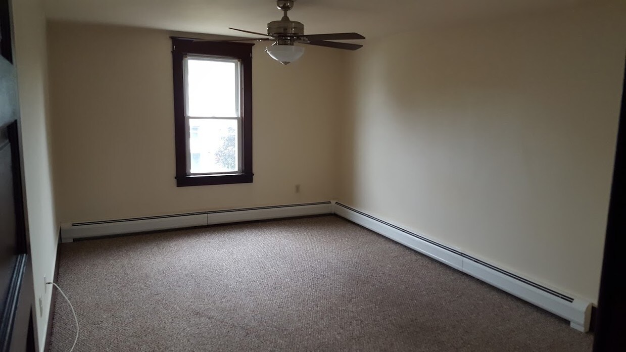 BED1B - 55 E Courtney St