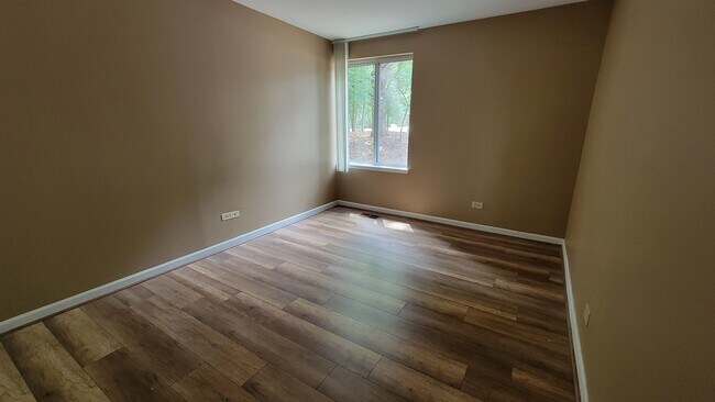 Building Photo - 5821 Oakwood Dr