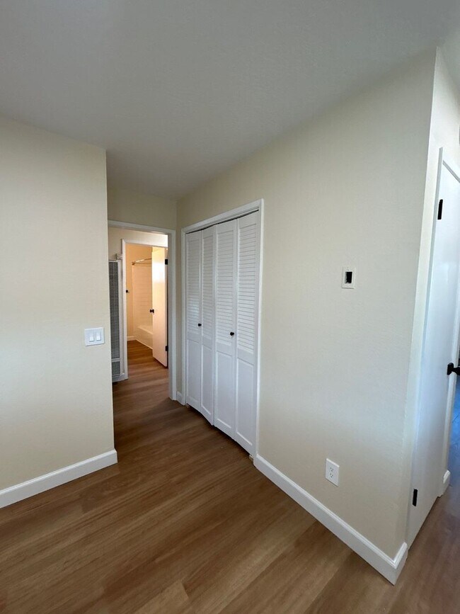 Foto del edificio - STUNNING Remodeled 2 Bed 1 Bath Ground Floor Unit with Indoor W/D Hookups