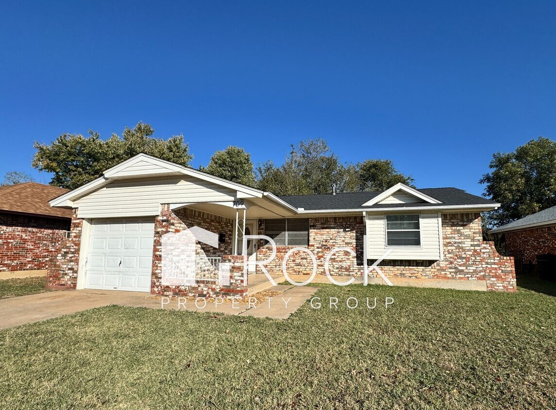 Foto principal - 3Bed/1Bath Home in Moore with Covered Fron...