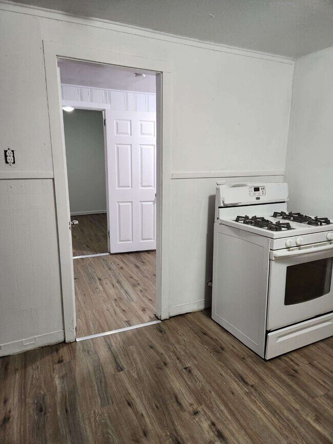 Kitchen gas stove - 30 Willow St