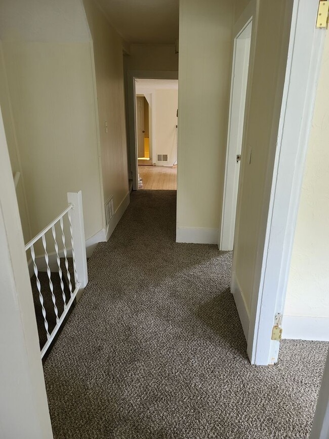 Building Photo - Large 3 bed unit in Ashland with 2 parking spots.