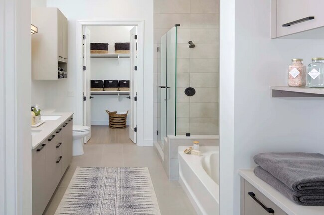 Foto del edificio - Downtown Studio with Rooftop Pool — Now $1...