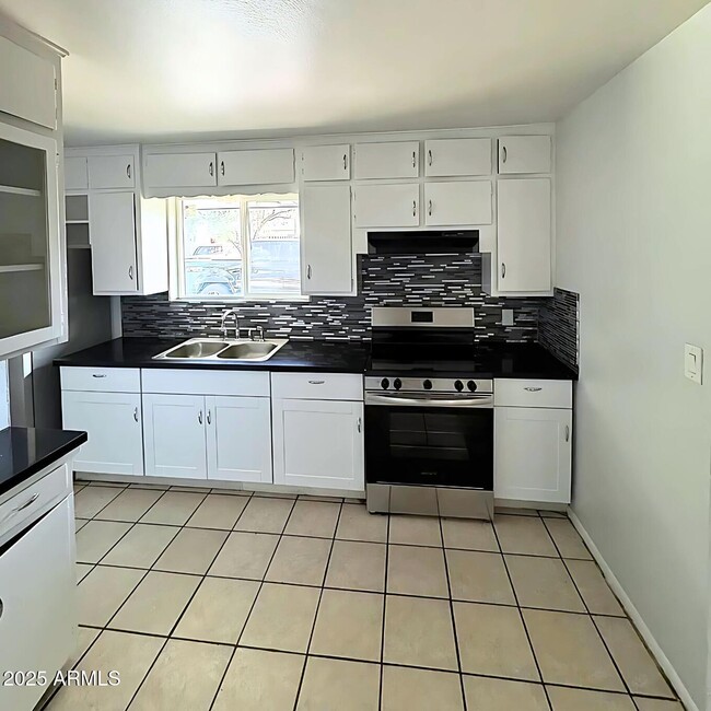 Building Photo - 555 W Rio Salado Pkwy