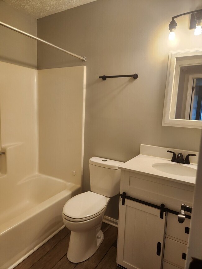 Building Photo - Make this home your sweet space!