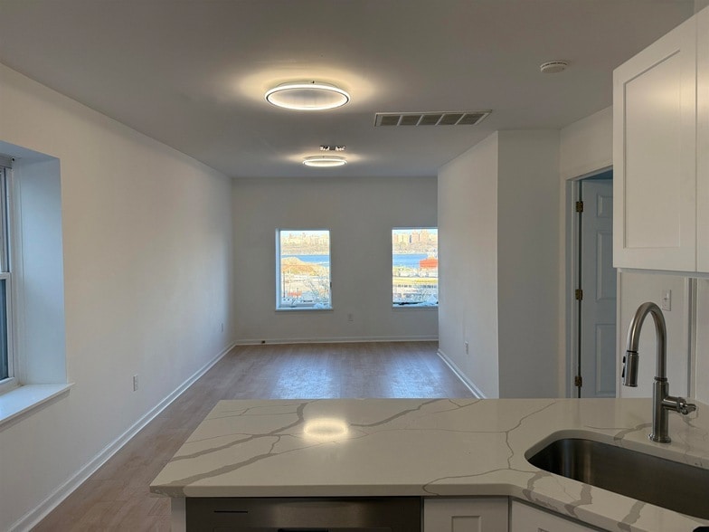 Foto principal - 9007 Riverside Pl