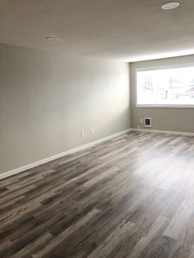 Building Photo - 1355 State Ave