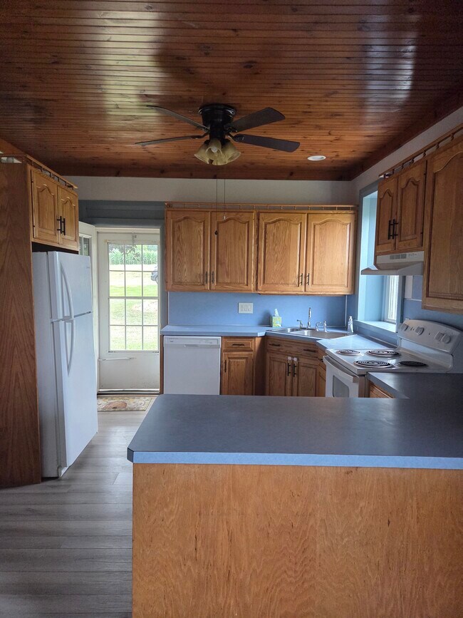 Building Photo - 545 Schoolhouse Rd