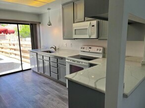 Building Photo - 47974 Oasis Ct