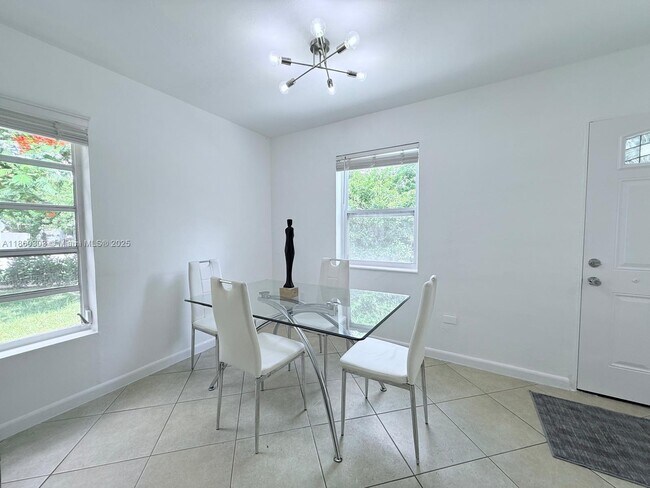 Foto del edificio - 600 NE 44th St