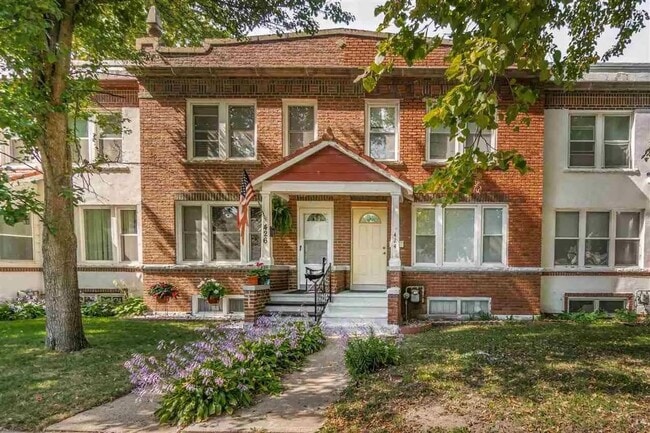 Building Photo - Charming 2 bedroom 1 bathroom townhouse