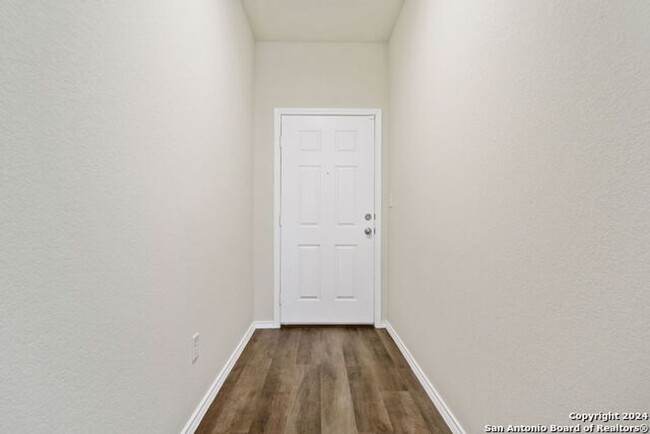 Building Photo - 4 Bedrooms 2 Bathrooms located in Santa Cl...