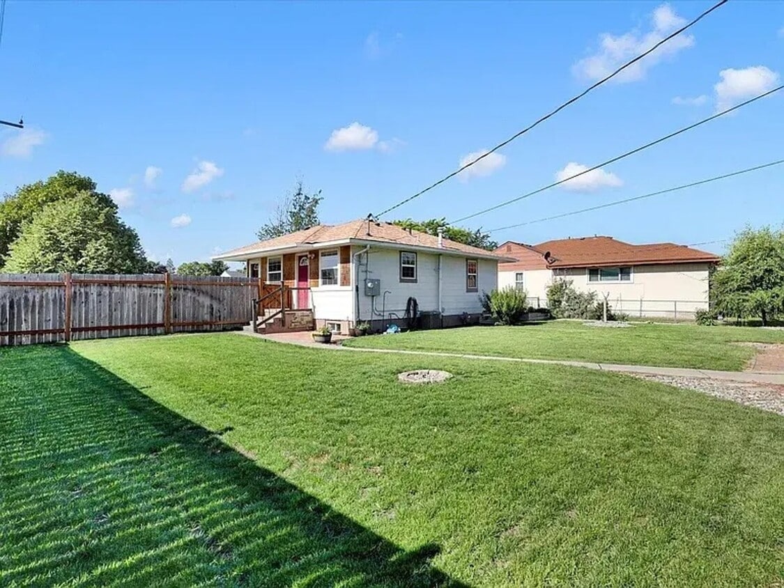 Primary Photo - 1529 E Bismark Ave